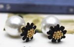 Dobbelt perleøreringe med blomst, hvid/sort